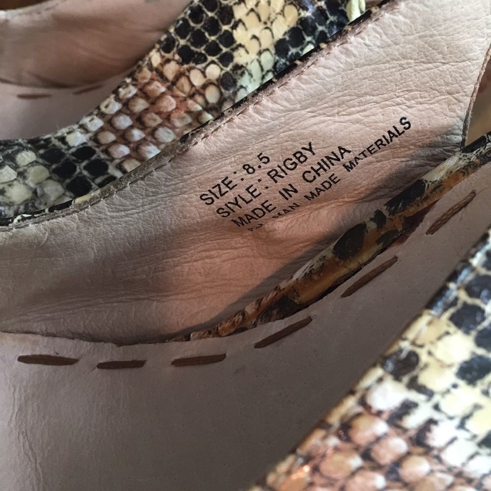 Ladies Two Lips Python Pumps - Picture 8 of 11